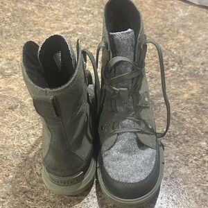Sorel women’s ' Black and Gray Boots